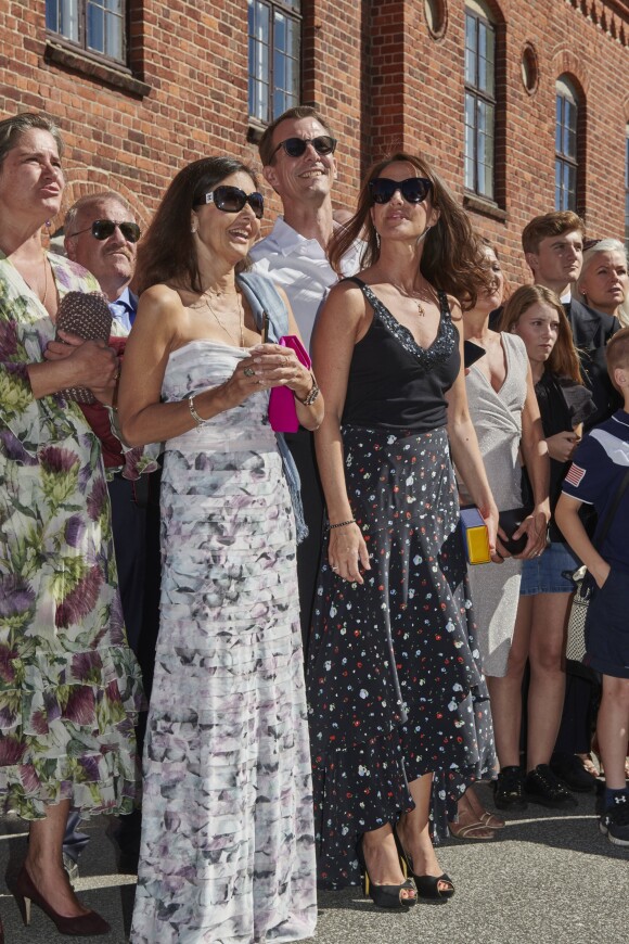 La comtesse Alexandra de Frederiksborg et la princesse Marie de Danemark côte à côte lors de la cérémonie de remise de diplôme du prince Nikolai de Danemark le 27 juin 2018 à l'école privée d'Herlufsholm.