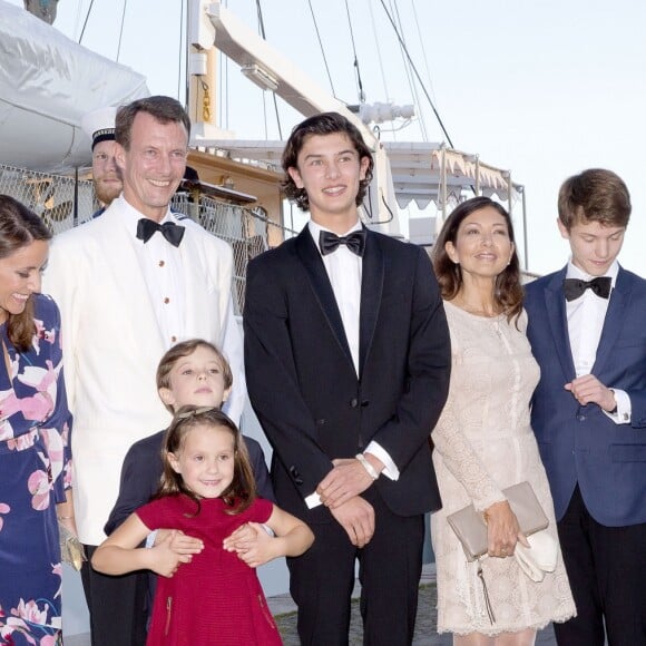 La princesse Marie, le prince Joachim de Danemark, le prince Henrik, la princesse Athena, le prince Nikolai, la comtesse Alexandra de Frederiksborg et le prince Felix le 28 août 2017 à Copenhague pour le dîner du 18e anniversaire du prince Nikolai.