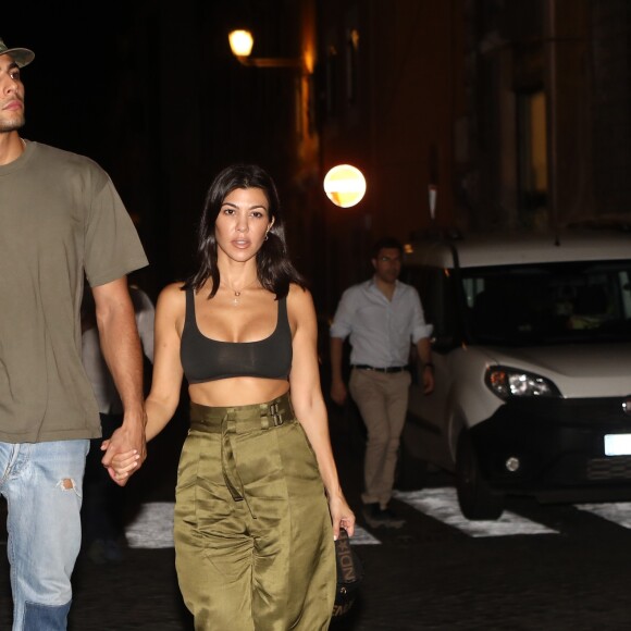 Kourtney Kardashian et son compagnon Younes Bendjima vont dîner au restaurant "Pierluigi" à Rome, le 19 juin 2018.