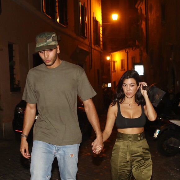 Kourtney Kardashian et son compagnon Younes Bendjima vont dîner au restaurant "Pierluigi" à Rome, le 19 juin 2018.