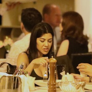 Kourtney Kardashian et son compagnon Younes Bendjima vont dîner au restaurant "Pierluigi" à Rome, le 19 juin 2018.