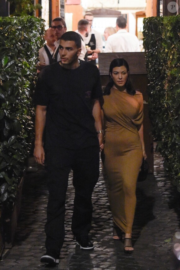 Kourtney Kardashian et son compagnon Younes Bendjima vont dîner en amoureux au restaurant "Trastevere" à Rome, le 20 juin 2018.