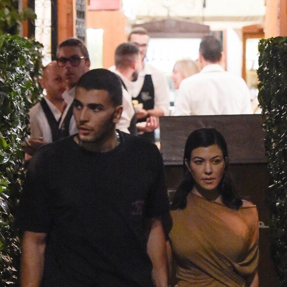 Kourtney Kardashian et son compagnon Younes Bendjima vont dîner en amoureux au restaurant "Trastevere" à Rome, le 20 juin 2018.