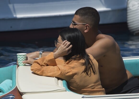 Kourtney Kardashian et son compagnon Younes Bendjima en vacances au large de Capri le 22 juin 2018