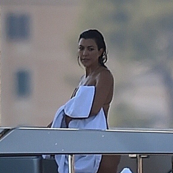 Exclusif - Kourtney Kardashian et son compagnon Younes Bendjima continuent leurs vacances à bord d'un yacht avec leurs amis à Portofino le 29 juin 2018.