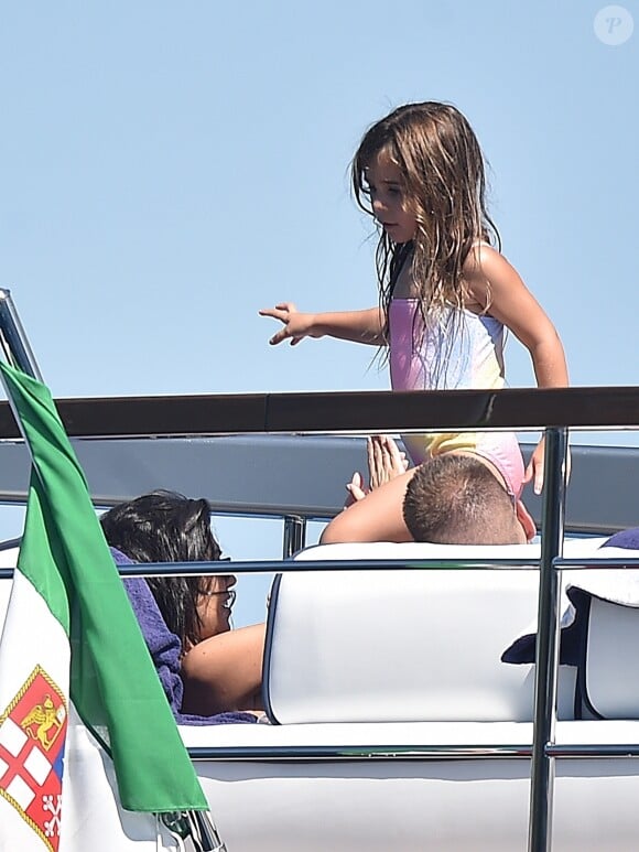 Kourtney Kardashian, Penelope Disick - Kourtney Kardashian profite de jolies vacances au soleil en compagnie de ses enfants et de son compagnon Younes Bendjima sur un yacht au large de Portofino en Italie, le 30 juin 2018