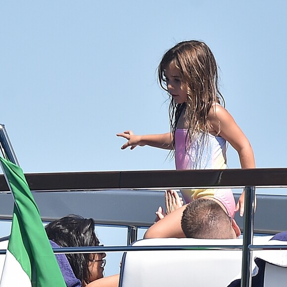 Kourtney Kardashian, Penelope Disick - Kourtney Kardashian profite de jolies vacances au soleil en compagnie de ses enfants et de son compagnon Younes Bendjima sur un yacht au large de Portofino en Italie, le 30 juin 2018