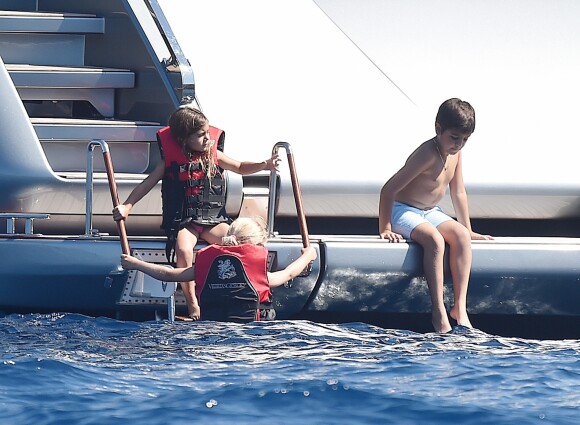 Penelope Disick, Mason Dash Disick - Kourtney Kardashian profite de jolies vacances au soleil en compagnie de ses enfants et de son compagnon Younes Bendjima sur un yacht au large de Portofino en Italie, le 30 juin 2018