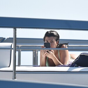 Kourtney Kardashian - Kourtney Kardashian profite de jolies vacances au soleil en compagnie de ses enfants et de son compagnon Younes Bendjima sur un yacht au large de Portofino en Italie, le 30 juin 2018