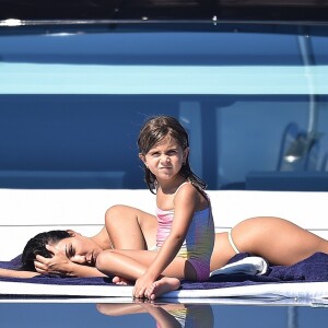 Kourtney Kardashian, Penelope Scotland Disick - Kourtney Kardashian profite de jolies vacances au soleil en compagnie de ses enfants et de son compagnon Younes Bendjima sur un yacht au large de Portofino en Italie, le 30 juin 2018