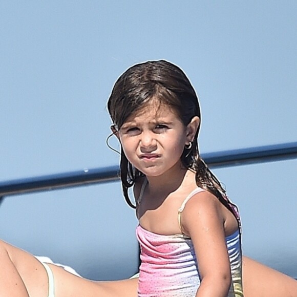 Kourtney Kardashian, Penelope Scotland Disick - Kourtney Kardashian profite de jolies vacances au soleil en compagnie de ses enfants et de son compagnon Younes Bendjima sur un yacht au large de Portofino en Italie, le 30 juin 2018