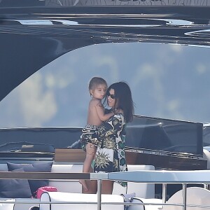 Kourtney Kardashian, Reign Aston Disick - Kourtney Kardashian profite de jolies vacances au soleil en compagnie de ses enfants et de son compagnon Younes Bendjima sur un yacht au large de Portofino en Italie, le 30 juin 2018