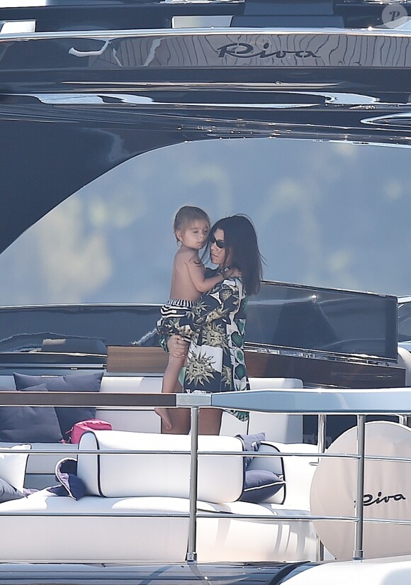 Kourtney Kardashian, Reign Aston Disick - Kourtney Kardashian profite de jolies vacances au soleil en compagnie de ses enfants et de son compagnon Younes Bendjima sur un yacht au large de Portofino en Italie, le 30 juin 2018