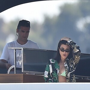 Kourtney Kardashian - Kourtney Kardashian profite de jolies vacances au soleil en compagnie de ses enfants et de son compagnon Younes Bendjima sur un yacht au large de Portofino en Italie, le 30 juin 2018