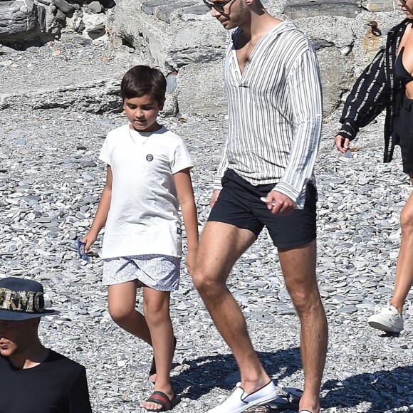 Exclusif - Kourtney Kardashian profite de jolies vacances au soleil en compagnie de ses enfants et de son compagnon Younes Bendjima sur un yacht au large de Portofino en Italie. La petite famille et les amis se sont arrêtés manger au restaurant Giorgio en bord de mer. Le 30 juin 2018