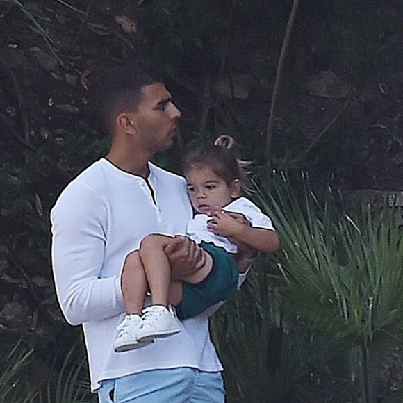 Exclusif - Kourtney Kardashian profite de jolies vacances au soleil en compagnie de ses enfants et de son compagnon Younes Bendjima sur un yacht au large de Portofino en Italie. La petite famille et les amis se sont arrêtés manger au restaurant Giorgio en bord de mer. Le 30 juin 2018