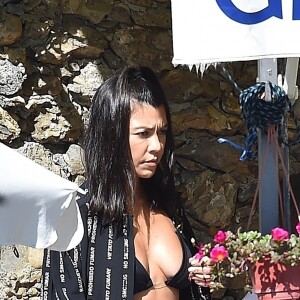 Exclusif - Kourtney Kardashian profite de jolies vacances au soleil en compagnie de ses enfants et de son compagnon Younes Bendjima sur un yacht au large de Portofino en Italie. La petite famille et les amis se sont arrêtés manger au restaurant Giorgio en bord de mer. Le 30 juin 2018