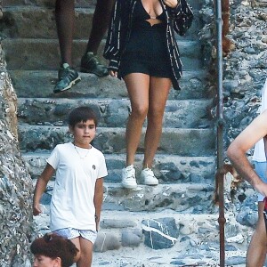 Exclusif - Kourtney Kardashian profite de jolies vacances au soleil en compagnie de ses enfants et de son compagnon Younes Bendjima sur un yacht au large de Portofino en Italie. La petite famille et les amis se sont arrêtés manger au restaurant Giorgio en bord de mer. Le 30 juin 2018