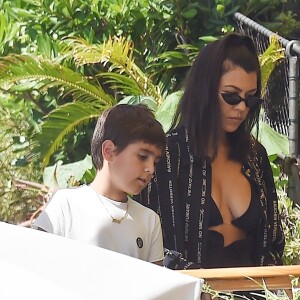 Exclusif - Kourtney Kardashian profite de jolies vacances au soleil en compagnie de ses enfants et de son compagnon Younes Bendjima sur un yacht au large de Portofino en Italie. La petite famille et les amis se sont arrêtés manger au restaurant Giorgio en bord de mer. Le 30 juin 2018