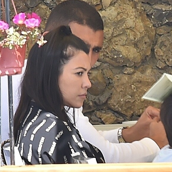 Exclusif - Kourtney Kardashian profite de jolies vacances au soleil en compagnie de ses enfants et de son compagnon Younes Bendjima sur un yacht au large de Portofino en Italie. La petite famille et les amis se sont arrêtés manger au restaurant Giorgio en bord de mer. Le 30 juin 2018