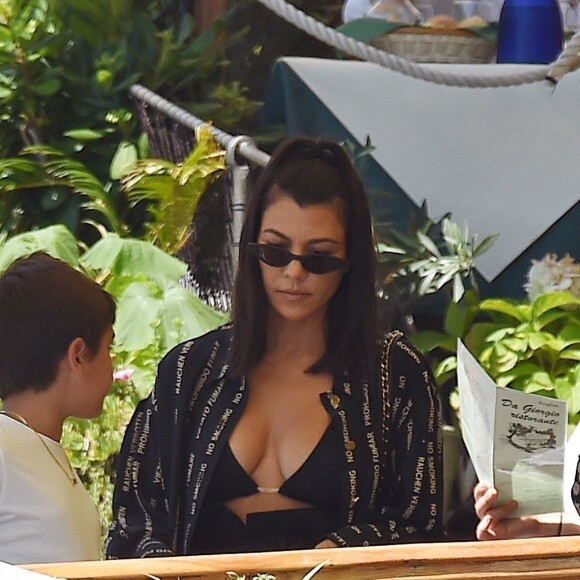 Exclusif - Kourtney Kardashian profite de jolies vacances au soleil en compagnie de ses enfants et de son compagnon Younes Bendjima sur un yacht au large de Portofino en Italie. La petite famille et les amis se sont arrêtés manger au restaurant Giorgio en bord de mer. Le 30 juin 2018