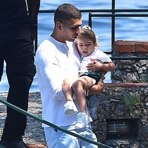 Exclusif - Kourtney Kardashian profite de jolies vacances au soleil en compagnie de ses enfants et de son compagnon Younes Bendjima sur un yacht au large de Portofino en Italie. La petite famille et les amis se sont arrêtés manger au restaurant Giorgio en bord de mer. Le 30 juin 2018