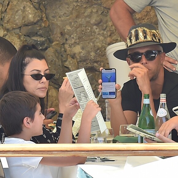 Exclusif - Kourtney Kardashian profite de jolies vacances au soleil en compagnie de ses enfants et de son compagnon Younes Bendjima sur un yacht au large de Portofino en Italie. La petite famille et les amis se sont arrêtés manger au restaurant Giorgio en bord de mer. Le 30 juin 2018