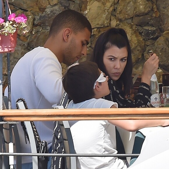 Exclusif - Kourtney Kardashian profite de jolies vacances au soleil en compagnie de ses enfants et de son compagnon Younes Bendjima sur un yacht au large de Portofino en Italie. La petite famille et les amis se sont arrêtés manger au restaurant Giorgio en bord de mer. Le 30 juin 2018