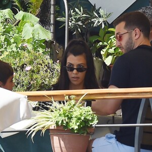 Exclusif - Kourtney Kardashian profite de jolies vacances au soleil en compagnie de ses enfants et de son compagnon Younes Bendjima sur un yacht au large de Portofino en Italie. La petite famille et les amis se sont arrêtés manger au restaurant Giorgio en bord de mer. Le 30 juin 2018