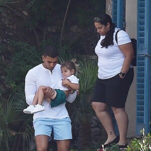 Exclusif - Kourtney Kardashian profite de jolies vacances au soleil en compagnie de ses enfants et de son compagnon Younes Bendjima sur un yacht au large de Portofino en Italie. La petite famille et les amis se sont arrêtés manger au restaurant Giorgio en bord de mer. Le 30 juin 2018