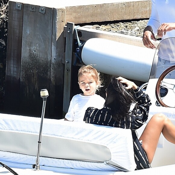 Exclusif - Kourtney Kardashian profite de jolies vacances au soleil en compagnie de ses enfants et de son compagnon Younes Bendjima sur un yacht au large de Portofino en Italie. La petite famille et les amis se sont arrêtés manger au restaurant Giorgio en bord de mer. Le 30 juin 2018