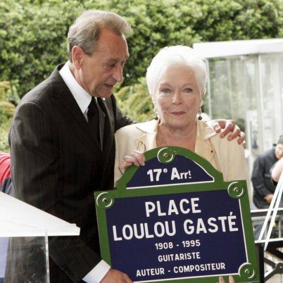 Line Renaud et Bertrand Delanoë inaugurent la place Loulou Gasté dans le 17e arrondissement de Paris, le 30 juin 2005.