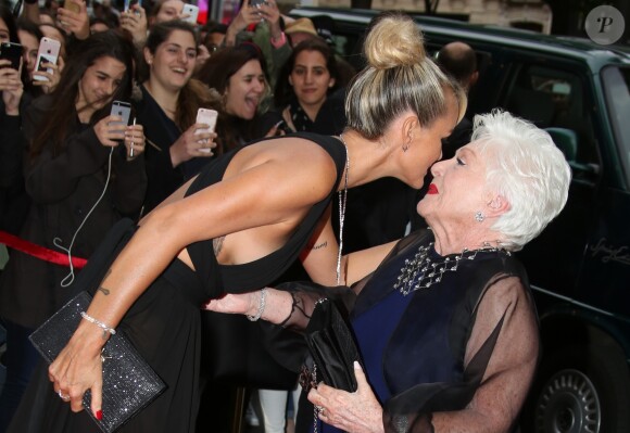 Laeticia Hallyday et Line Renaud - Arrivées des célébrités à la 7ème Édition du Global Gift Gala au Four Seasons Hotel George V à Paris le 9 mai 2016 © Denis Guignebourg / Bestimage