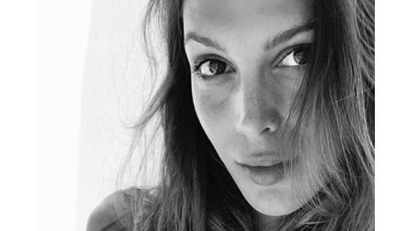 Iris Mittenaere divine sans maquillage : Avec son chéri en Grèce, elle rayonne !