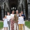 Le roi Philippe et la reine Mathilde de Belgique se sont prêtés avec leurs quatre enfants, Elisabeth, Gabriel, Emmanuel et Eléonore, au jeu de la séance photo des vacances d'été devant les photographes de presse le 24 juin 2018 à l'occasion d'une visite des ruines de l'abbaye de Villers-la-Ville.