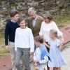 Le roi Philippe et la reine Mathilde de Belgique se sont prêtés avec leurs quatre enfants, Elisabeth, Gabriel, Emmanuel et Eléonore, au jeu de la séance photo des vacances d'été devant les photographes de presse le 24 juin 2018 à l'occasion d'une visite des ruines de l'abbaye de Villers-la-Ville.