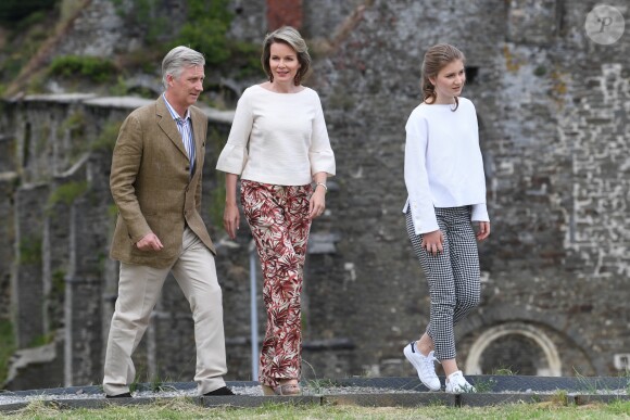 Le roi Philippe, la reine Mathilde et la princesse Elisabeth de Belgique devant les photographes de presse pour la séance photo des vacances d'été le 24 juin 2018 à l'occasion d'une visite des ruines de l'abbaye de Villers-la-Ville.