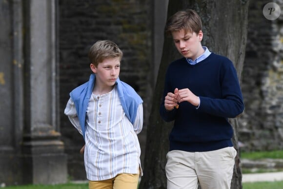 Le prince Gabriel et le prince Emmanuel de Belgique devant les photographes de presse pour la séance photo des vacances d'été le 24 juin 2018 à l'occasion d'une visite des ruines de l'abbaye de Villers-la-Ville.