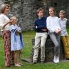 Le roi Philippe et la reine Mathilde de Belgique se sont prêtés avec leurs quatre enfants, Elisabeth, Gabriel, Emmanuel et Eléonore, au jeu de la séance photo des vacances d'été devant les photographes de presse le 24 juin 2018 à l'occasion d'une visite des ruines de l'abbaye de Villers-la-Ville.