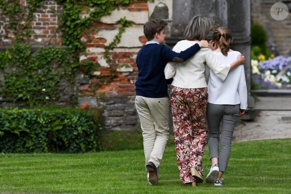 La reine Mathilde, le Prince Gabriel, la princesse Elisabeth de Belgique devant les photographes de presse pour la séance photo des vacances d'été le 24 juin 2018 à l'occasion d'une visite des ruines de l'abbaye de Villers-la-Ville.