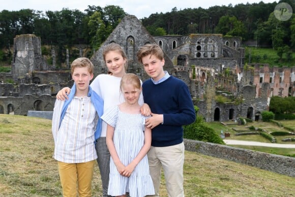 Le prince Emmanuel, la princesse Elisabeth, le prince Gabriel et la princesse Eleonore de Belgique devant les photographes de presse pour la séance photo des vacances d'été le 24 juin 2018 à l'occasion d'une visite des ruines de l'abbaye de Villers-la-Ville.