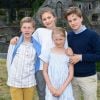 Le prince Emmanuel, la princesse Elisabeth, le prince Gabriel et la princesse Eleonore de Belgique devant les photographes de presse pour la séance photo des vacances d'été le 24 juin 2018 à l'occasion d'une visite des ruines de l'abbaye de Villers-la-Ville.