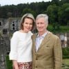 Le roi Philippe et la reine Mathilde de Belgique devant les photographes de presse le 24 juin 2018 à l'occasion d'une visite des ruines de l'abbaye de Villers-la-Ville.