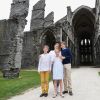 Le prince Emmanuel, la princesse Elisabeth, le prince Gabriel et la princesse Eleonore de Belgique devant les photographes de presse pour la séance photo des vacances d'été le 24 juin 2018 à l'occasion d'une visite des ruines de l'abbaye de Villers-la-Ville.