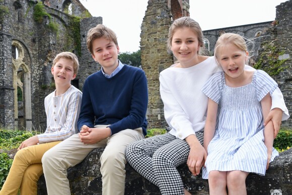 Le prince Emmanuel, le prince Gabriel, la princesse Elisabeth et la princesse Eleonore de Belgique devant les photographes de presse pour la séance photo des vacances d'été le 24 juin 2018 à l'occasion d'une visite des ruines de l'abbaye de Villers-la-Ville.