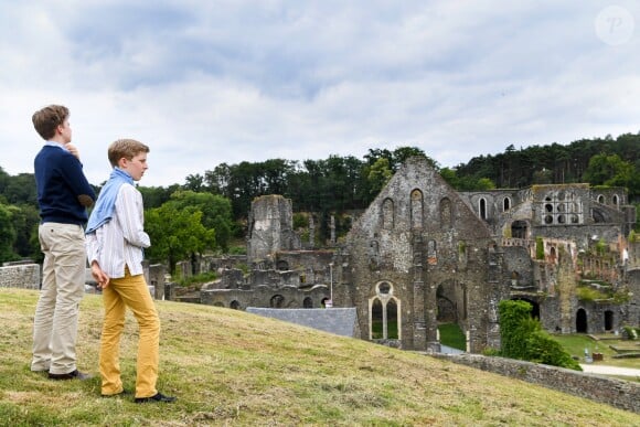Le prince Gabriel et le prince Emmanuel devant les photographes de presse pour la séance photo des vacances d'été le 24 juin 2018 à l'occasion d'une visite des ruines de l'abbaye de Villers-la-Ville.