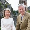 Le roi Philippe et la reine Mathilde de Belgique devant les photographes de presse le 24 juin 2018 à l'occasion d'une visite des ruines de l'abbaye de Villers-la-Ville.