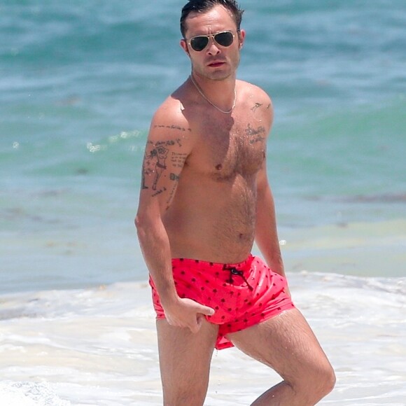 Exclusif - Ed Westwick profite d'une belle journée ensoleilée sur une plage de Tulum au Mexique. Selon les informations du New York Daily News, l'acteur Ed Westwick est de nouveau sous le coup d’une plainte d’ordre sexuel. Si la publication ne spécifie pas ce qui est précisément reproché à l’ancienne star de Gossip Girl, elle affirme que la police de Los Angeles (LAPD) a remis son enquête le 5 avril au procureur du district. Le 15 mai 2018