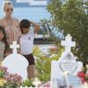 Laeticia Hallyday, ses filles Jade et Joy sont allées se recueillir sur la tombe de Johnny Hallyday au cimetière marin de Lorient à Saint-Barthélemy, Antilles françaises, France, le 19 avril 2018.