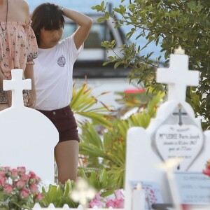 Laeticia Hallyday, ses filles Jade et Joy sont allées se recueillir sur la tombe de Johnny Hallyday au cimetière marin de Lorient à Saint-Barthélemy, Antilles françaises, France, le 19 avril 2018.